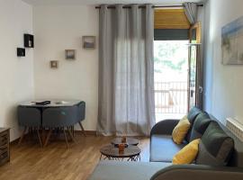 Precioso cálido apartamento en Sort con terraza，索爾特的公寓