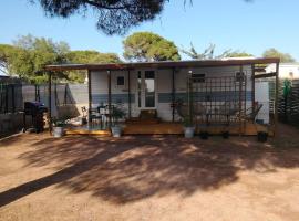 Mobilhome à Fréjus à 15 minute de la mer sur terrain indépendant, hotel in Fréjus