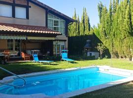 Vivienda El Olivo con piscina privada y jardín.