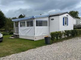 Mobil-home 4/6 Personnes , terrasse couverte ,piscine chauffée ., self catering accommodation in Biville-sur-Mer