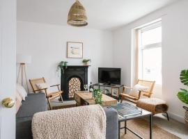 Cosy period cottage 2min walk to the beach, hotel di Portrush