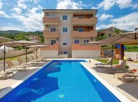 Amazing Apartment In Opric With Outdoor Swimming Pool, Wifi And 3 Bedrooms