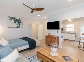 Snapper Rocks Studio Number 10 - Wi-Fi Included, lodging in Tweed Heads