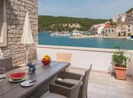 Nice Home In Pucisca With 2 Bedrooms And Wifi