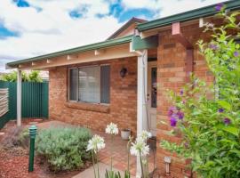 Adorable-secure 3 bedroom holiday home with Pool around the corner from The Miners Rest., cabaña o casa de campo en Kalgoorlie