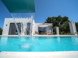 Villa Vivian Heated Private Swimming Pool & Jacuzzi, vacation home in Georgioupolis