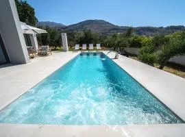 Villa Vivian Heated Private Swimming Pool & Jacuzzi