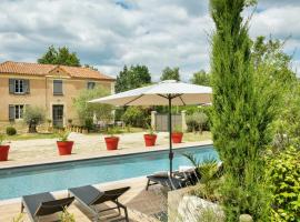 La Bastide 1767 - Piscine chauffée, clim, cuisine d'été et vue sur les Pyrénées, hotel para famílias em Saint-Mont