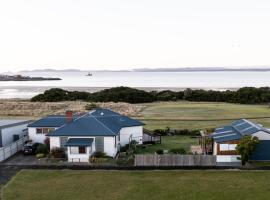 Stanley Beach House with Stunning Nut Views!, hotel di Stanley