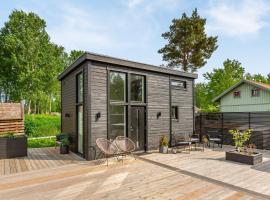 Newly built attefallshus by the beautiful Varamobeach!, cottage in Motala