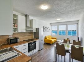 Apartment Marina with sea view, מקום אירוח ביתי בפולה