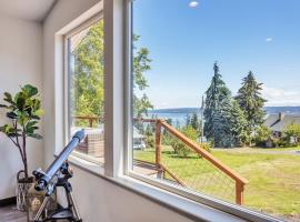 CRANES LANDING HIDDEN BEACH HOME - Whidbey Island 3BR with Ocean Views residence, khách sạn ở Greenbank