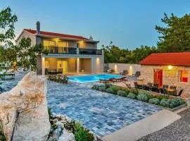 Awesome Home In Zadvarje