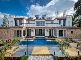 SaffronStays Casa De Familia, Karjat - pool villa with ample open space for outdoor games, hytte i Jambrung 
