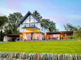 Knockderry Lodge -Private Luxury pet-friendly accommodation in Scotland with hot tub