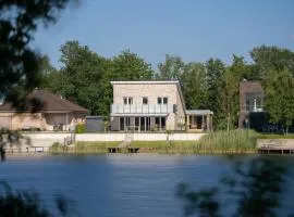 Seevilla am See mit Sauna, Kamin, privatem Steg und Seezugang