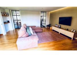 Lovely penthouse condo with pool, apartament a València