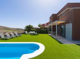 Salobre private pool overlooking to the golf course- Pet friendly, Hotel in San Bartolomé de Tirajana