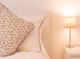 New stylish 4 bed house moments from Clacton beach, atostogų namelis Pajūrio Klaktone