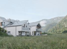 Urban Mountain Chalet with Lake View, hôtel à Maurach