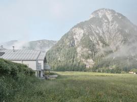 Urban Mountain Splitlevel with Lake View, vila v destinaci Maurach