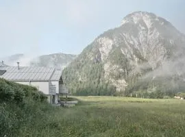 Urban Mountain Splitlevel with Lake View