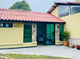 Moderna cabaña en medio de la naturaleza