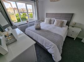 HighTide - 2 bed with parking, balcony & sea view., hotel a Swanage