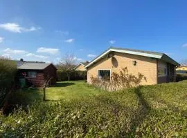 Strandnahes Ferienhaus mit Wintergarten, grosser uneinsehbarer Garten, komplett eingezäunt