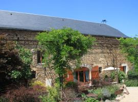 La Vieille Grange avec piscine et jardin, kisállatbarát szállás Prévinquières városában