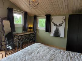 Cosy private cottage with stunning view, cabin sa Sunne