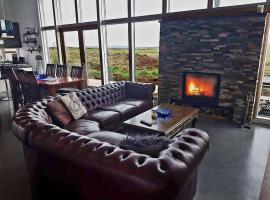 Luxury home surronded with extraordinary nature: Selfoss şehrinde bir otoparklı otel