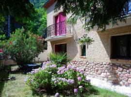 F2 de 45 m2 avec jardin au rdc dans villa chiens OK à 5 min à pied des Thermes de Vernet-les-Bains, location de samedi à samedi