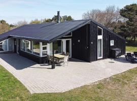 12 person holiday home in Fanø-By Traum، فندق في فانو
