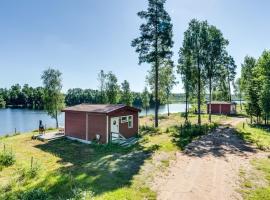 Cottage with lovely views of the lake Hangasjon, hotell i Hamneda