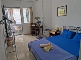 Viesnīca Langkawi Village Budget Rooms pilsētā Pantaicenanga, netālu no apskates objekta pludmale Cenang