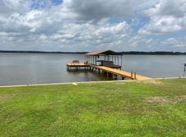 Lakefront Oasis with Private Boat Dock on Lake Palestine, hotell i Coffee City