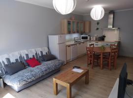 Maison de village confortable enti&egrave;rement r&eacute;nov&eacute;e, hotel na praia em Saint-Just