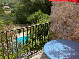 La Parenthèse du Var - Gîte avec grande terrasse vue sur piscine, hotel with pools in Saint Antonin du Var