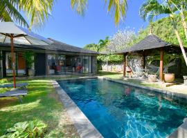 Elegant Villa with pool and privacy Blue Bay, cottage in Blue Bay