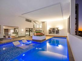 Resort Style 3 Bed 2 Bath, 200m from Beach، فندق بالقرب من كوانا ووترز مارينا، بودينا
