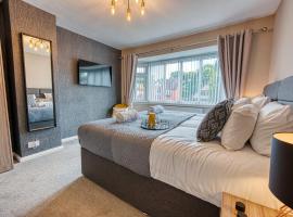 Elegant 5 Bed House - Sleeps 9, Central Solihull, NEC, JLR, HS2, Resorts World, Airport Business and Leisure Stays,, hotell i Solihull