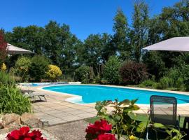 Le Petit Appartement `a Cariad La Rebeuse，Corgnac-sur-lʼIsle的附設泳池的飯店