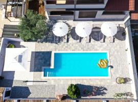 Apartment Nina with private pool, ξενοδοχείο σε Nova Vas