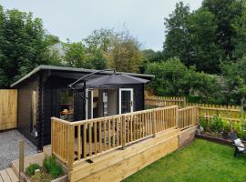 Caban Du Bach Pembroke With Private Garden, hotell i Pembrokeshire