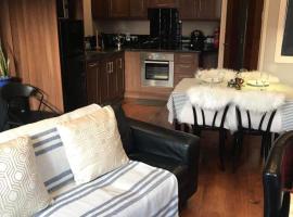 Centre of Dingle Town - Luxury Holiday Apartment, hotell Dingle’is