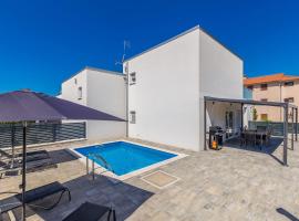 Holiday house SUNLIGHT with heated pool, cabaña o casa de campo en Malinska