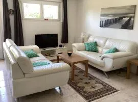 2 bedroom ground floor modern apartment 4km beach
