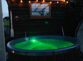 Four seasons with hot tub Country retreat，位于赫里福德的酒店