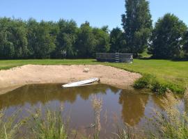 Domek letniskowy na Mazurach nad stawem, hotel a Gromoty